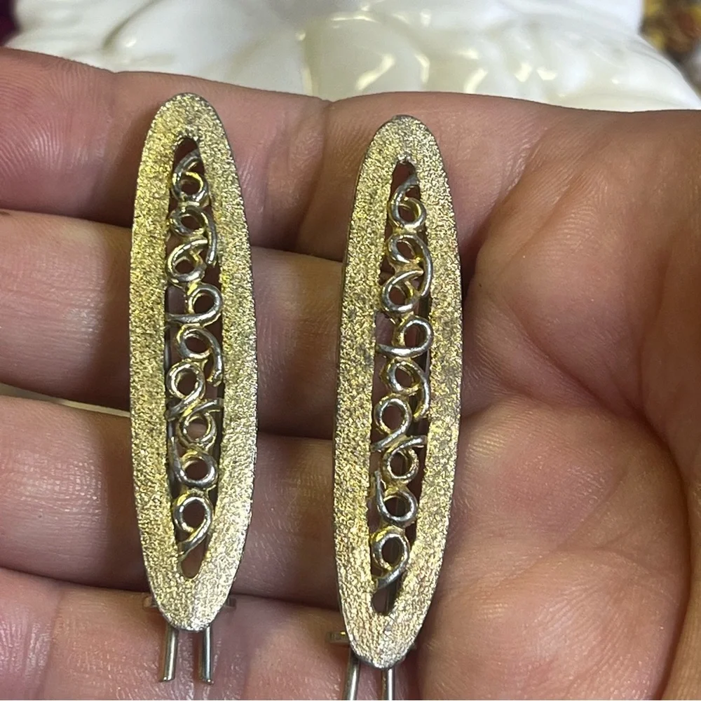 Pair of Vintage Golden Hair Clips with Intricate Design - Picture 9 of 13